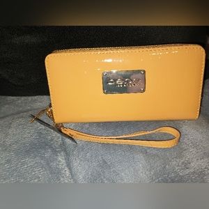 Camel bebe Alexandria Wristlet